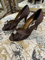 Load image into Gallery viewer, Nina Fabric Bow Heels - Size 7.5
