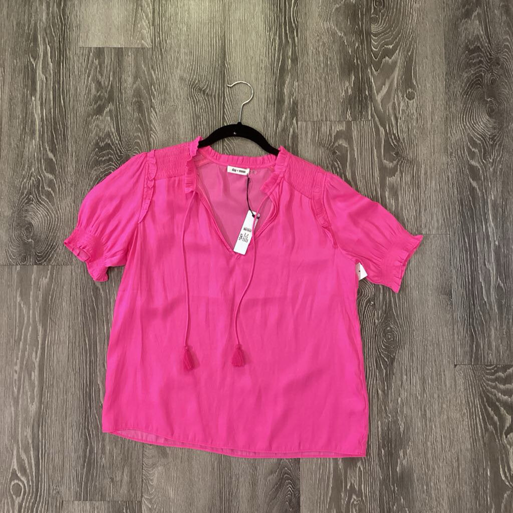 Day & Moo NWT SS Tie Neck TOPS S
