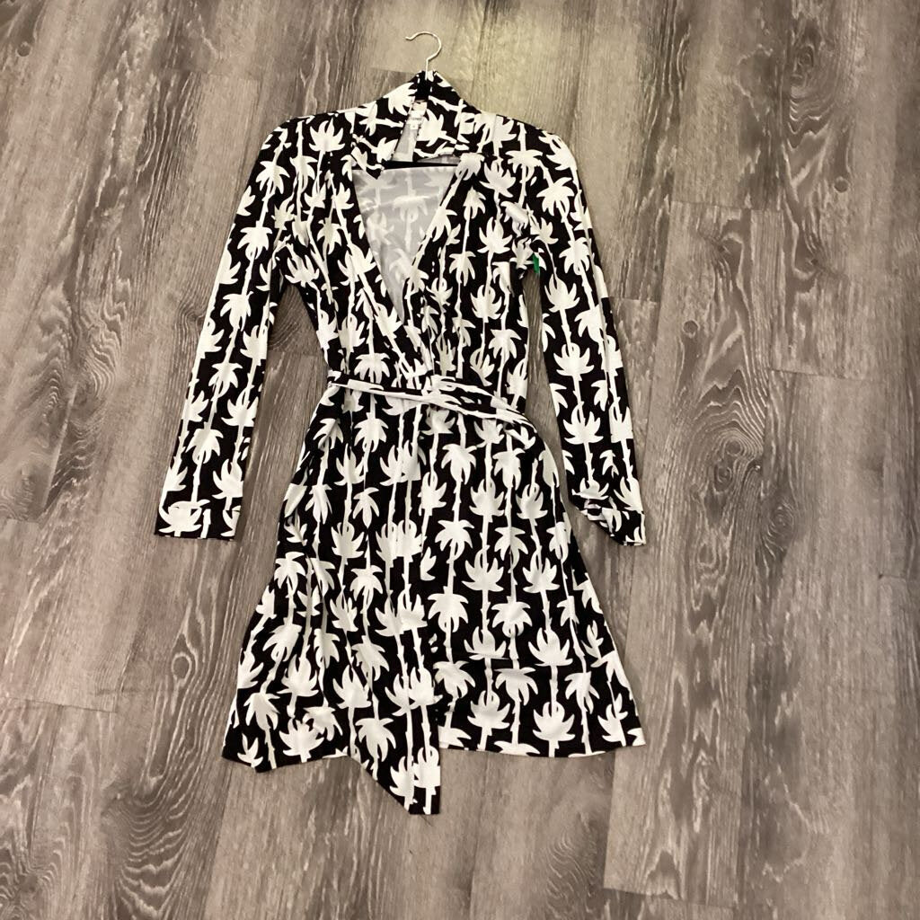 DVF Patterned Classic Wrap Dress DRESSES 8
