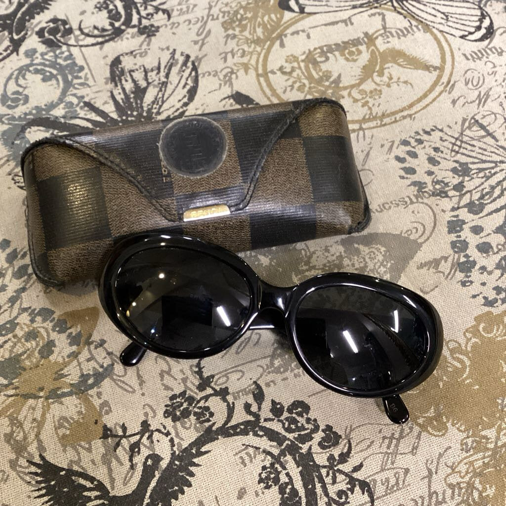 Fendi Oval w/ Case SUNGLASSES