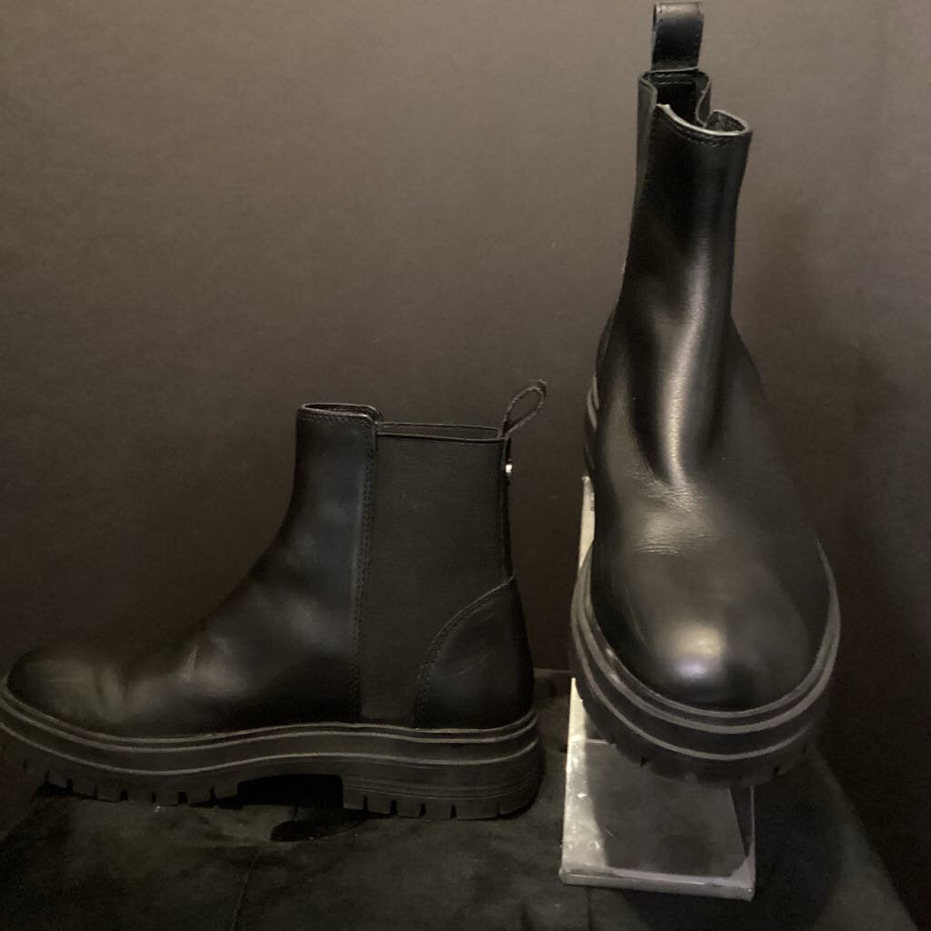 Steve Madden Chunky Flat Boots BOOTS 8