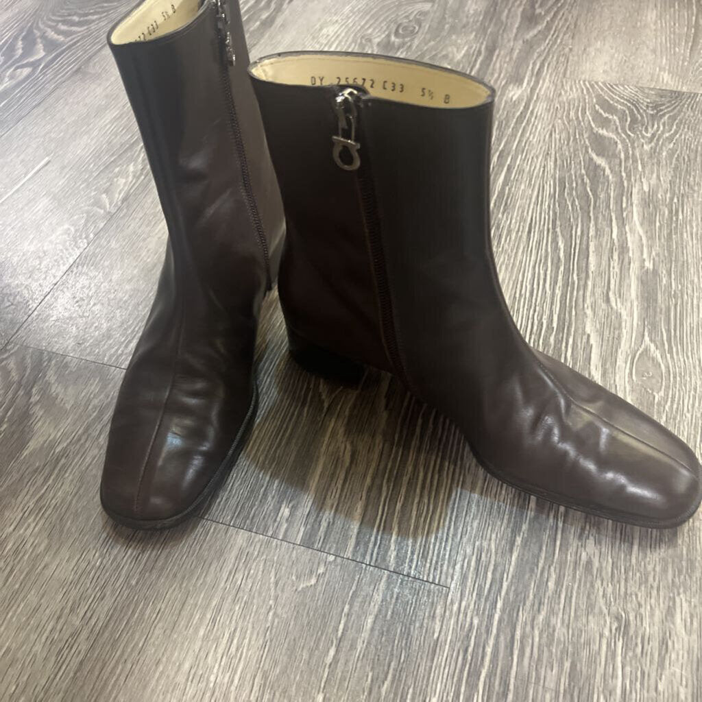 Ferragamo Leather Side Zip BOOTIES 5.5