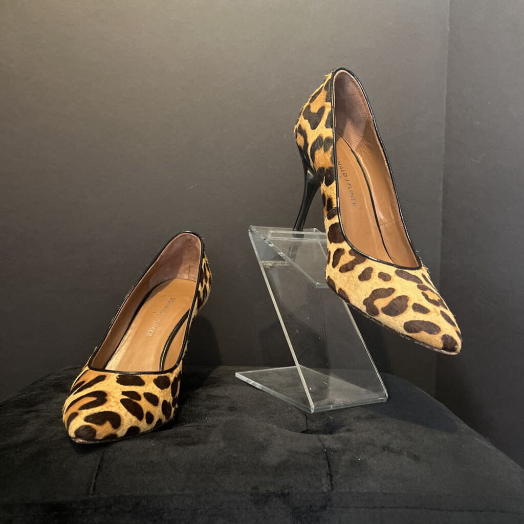 Donald Pliner Cheetah Print Pumps SHOES 8