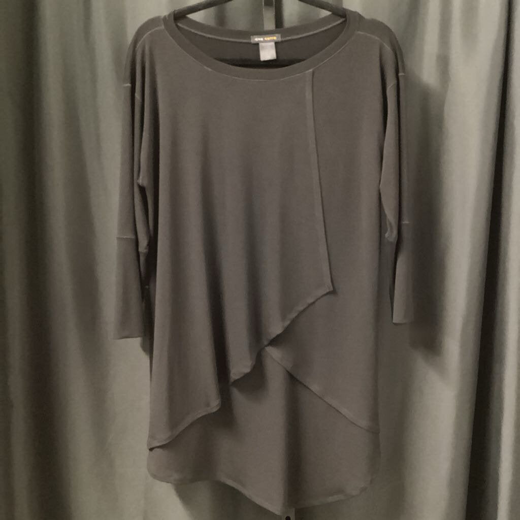 Eva Varro Asymetrical LS Crew Neck TOPS M