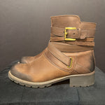 Load image into Gallery viewer, Clarks Short Leather Wrapped Belt BOOTS 8
